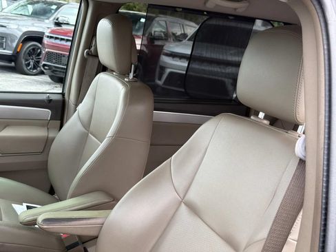 Used 2011 Volkswagen Routan SE FWD image 20