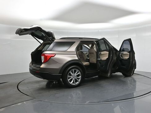 Certified 2021 Ford Explorer XLT w/ Equipment Group 202A RWD image 5
