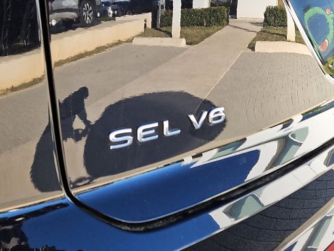 Certified 2022 Volkswagen Atlas Cross Sport SEL Premium R-Line image 5