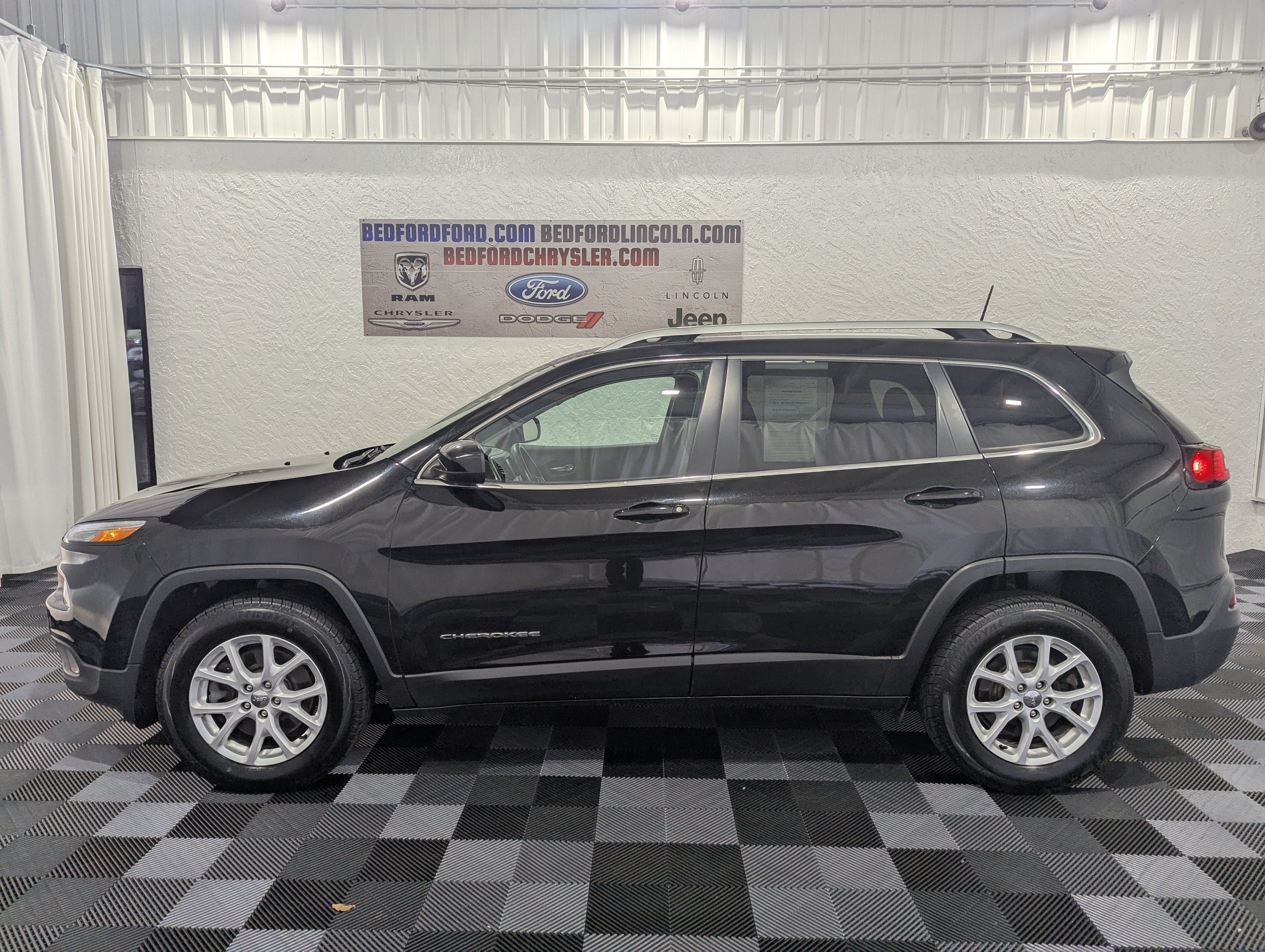 Used 2017 Jeep Cherokee Latitude w/ Cold Weather Group AWD/4WD image 2