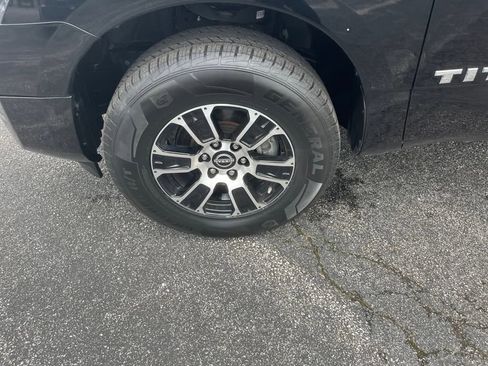 Used 2023 Nissan Titan SV image 32