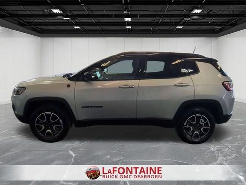 Used 2025 Jeep Compass Trailhawk w/ Trailer Tow Group AWD/4WD image 2
