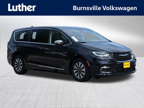 Used 2023 Chrysler Pacifica Limited FWD image 1
