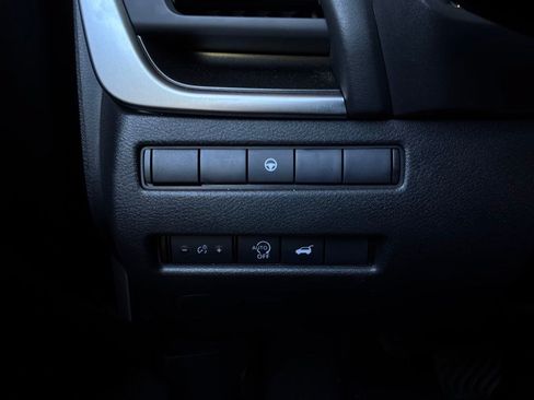 Used 2025 Nissan Rogue SV FWD image 24
