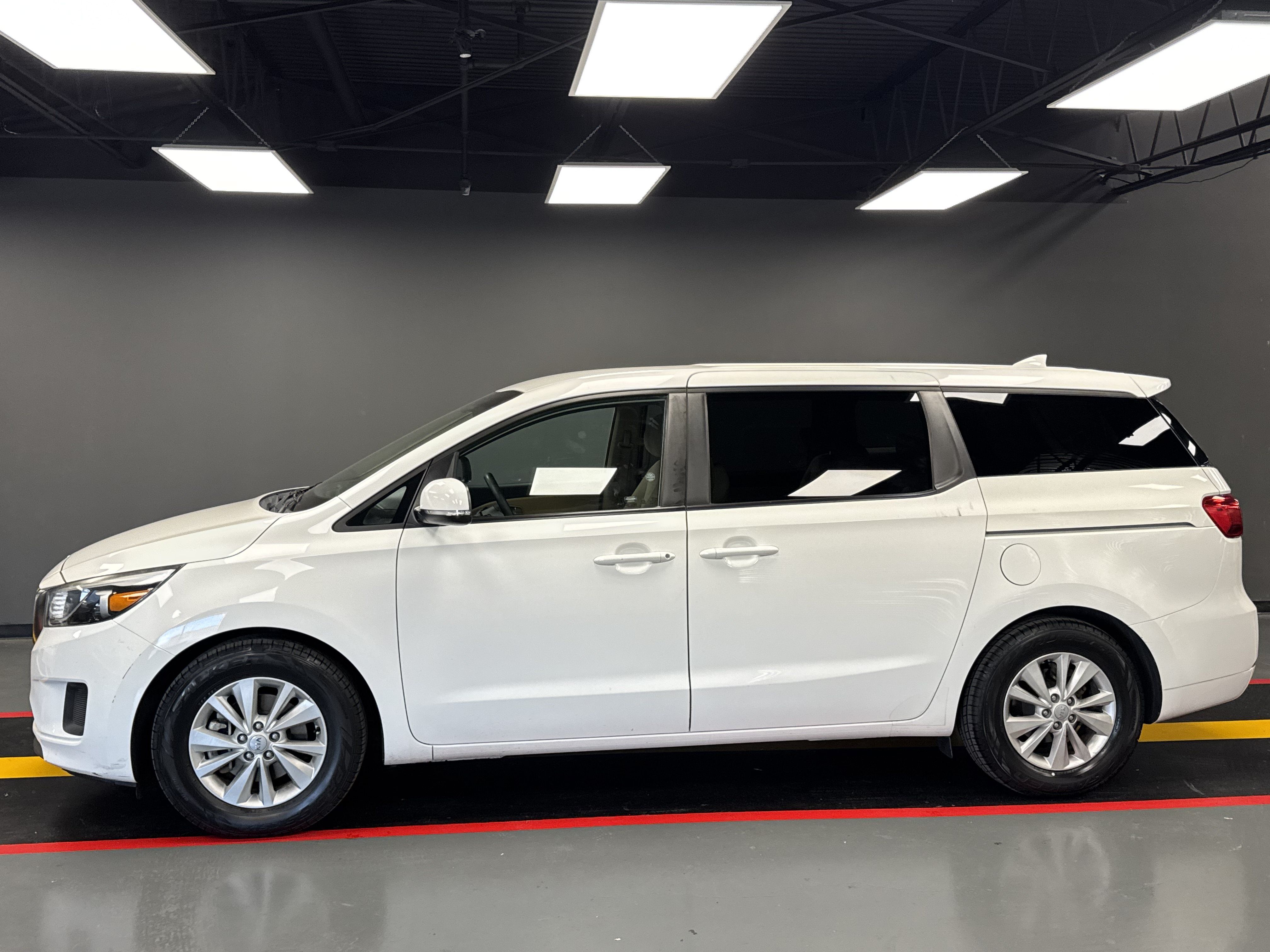 Used 2017 Kia Sedona LX FWD image 3