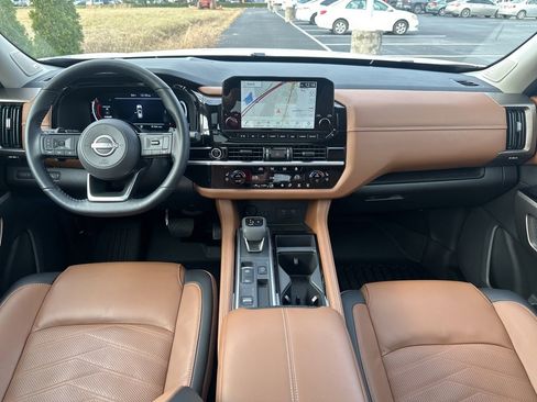 Used 2024 Nissan Pathfinder Platinum image 32