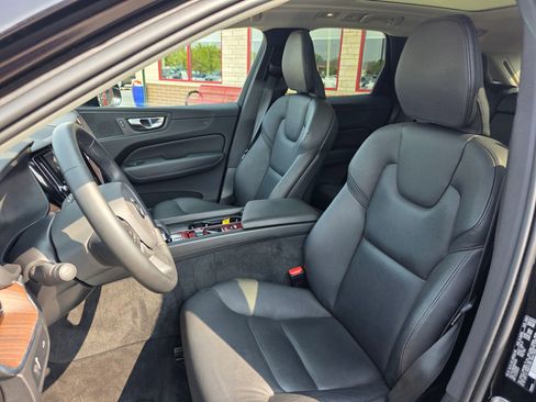 Used 2022 Volvo XC60 B5 Momentum image 10
