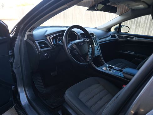 Used 2019 Ford Fusion SE image 18