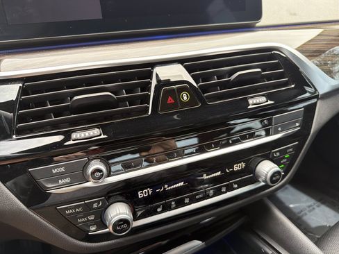 Used 2023 BMW 540i w/ Convenience Package RWD image 32