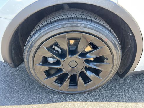 Used 2021 Tesla Model Y Long Range image 12