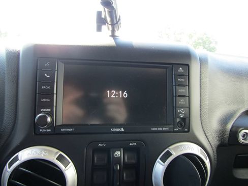 Used 2016 Jeep Wrangler Unlimited Rubicon AWD/4WD image 17