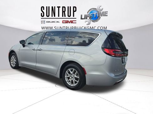 Used 2024 Chrysler Pacifica Touring-L image 3