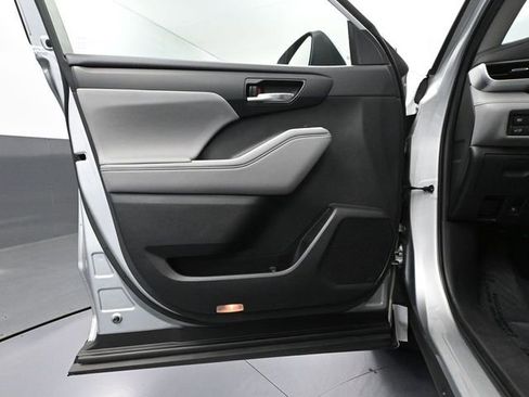 Used 2021 Toyota Highlander XLE image 18