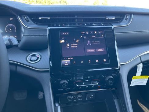 New 2025 Jeep Grand Cherokee Altitude image 18