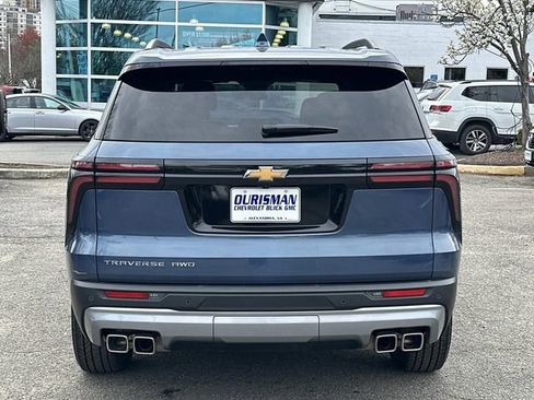 Used 2025 Chevrolet Traverse LT image 3