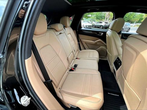 Used 2021 Porsche Cayenne AWD/4WD image 19