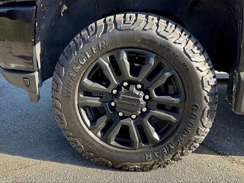 Used 2022 GMC Sierra 2500 Denali w/ Denali Black Diamond Edition image 8