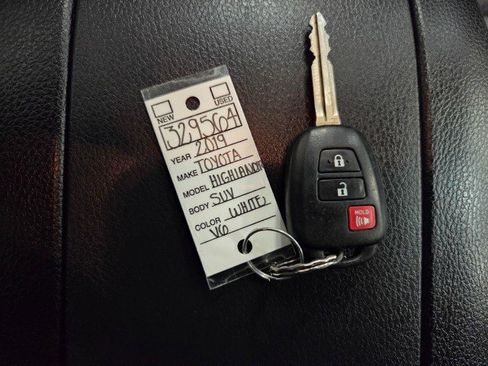 Used 2019 Toyota Highlander LE image 41