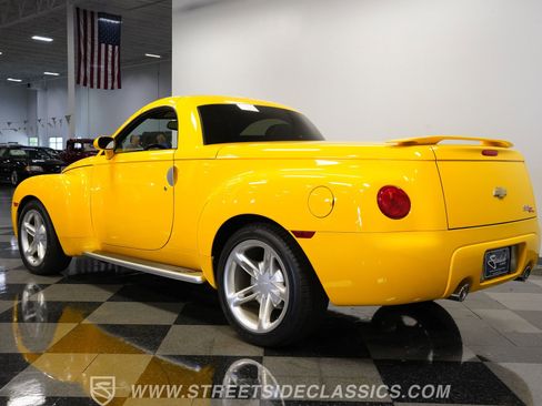 Used 2004 Chevrolet SSR w/ Preferred Equipment Group RWD image 10