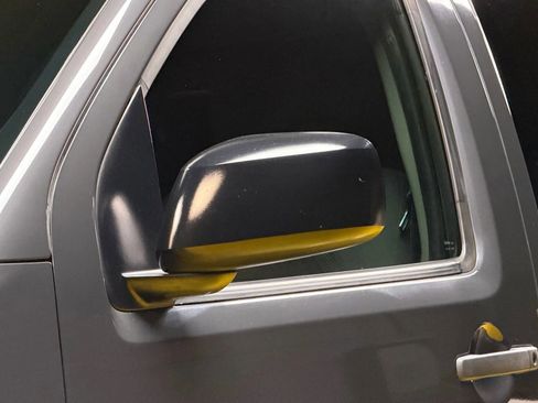 Used 2010 Nissan Frontier SE image 8