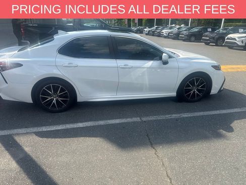 Used 2022 Toyota Camry SE FWD image 5