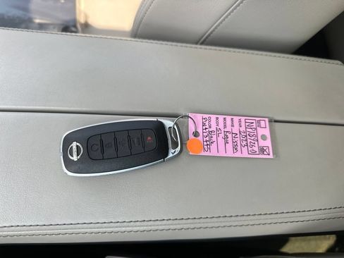 Used 2023 Nissan Rogue SL w/ SL Premium Package FWD image 50