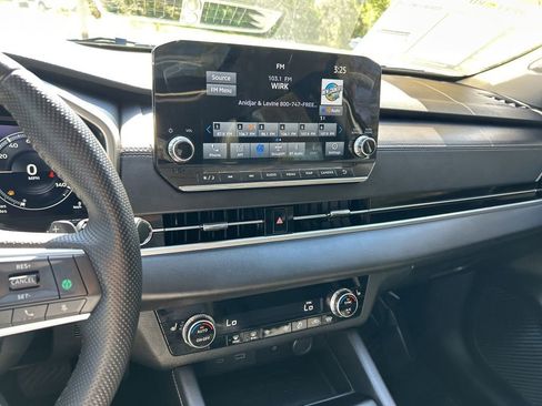 Used 2025 Mitsubishi Outlander 4WD Plug-In Hybrid image 32