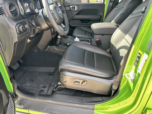 Used 2025 Jeep Wrangler Unlimited Rubicon AWD/4WD image 10