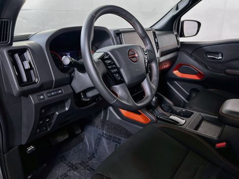 Used 2025 Nissan Frontier PRO-4X AWD/4WD image 9