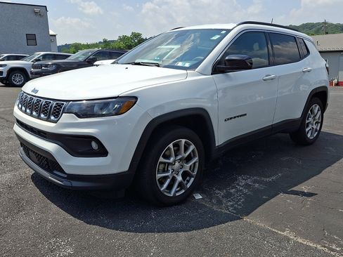 Used 2024 Jeep Compass Latitude AWD/4WD image 3