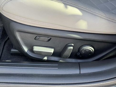 Used 2022 Genesis G70 3.3T RWD image 28