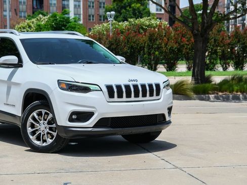 Used 2019 Jeep Cherokee Latitude Plus w/ Comfort/Convenience Group AWD/4WD image 3