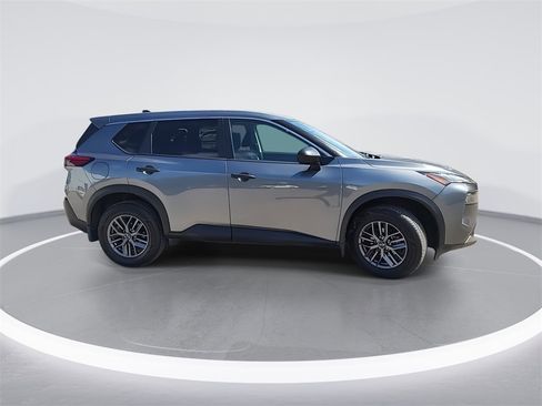 Used 2022 Nissan Rogue S image 9