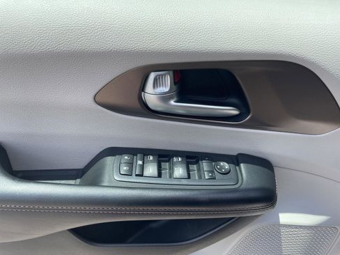 Used 2017 Chrysler Pacifica Touring FWD image 12