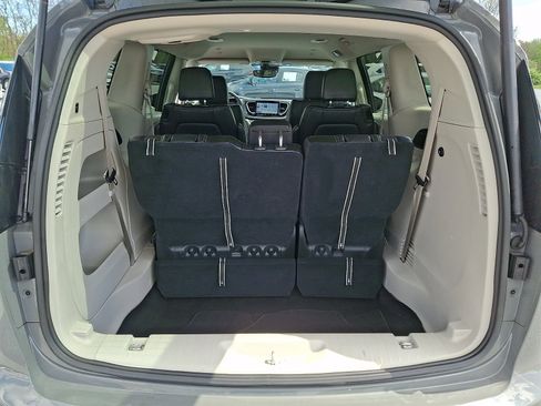Used 2023 Chrysler Pacifica Touring-L FWD image 30