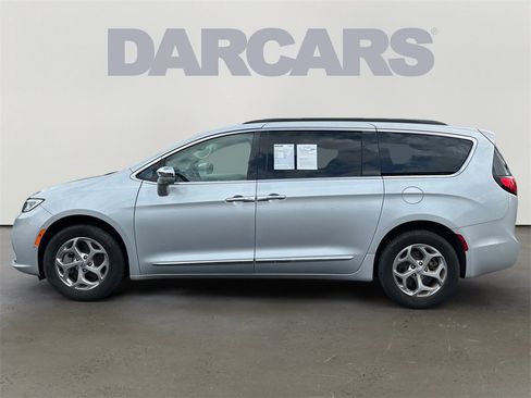 Used 2022 Chrysler Pacifica Limited w/ Uconnect Theater Family Group image 4