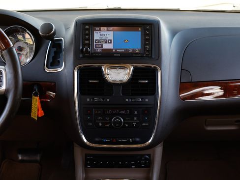 Used 2012 Chrysler Town & Country Limited image 37