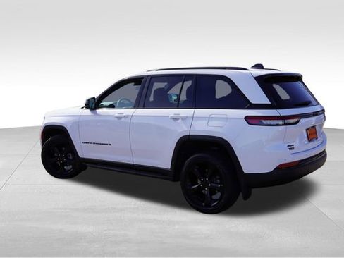 Certified 2023 Jeep Grand Cherokee Altitude image 8