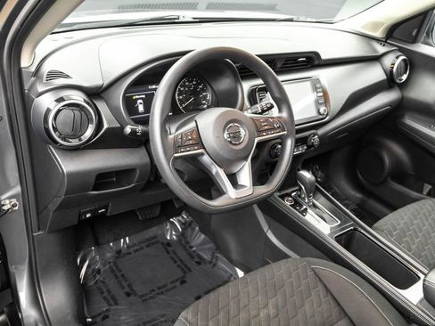 Used 2021 Nissan Kicks SV image 4