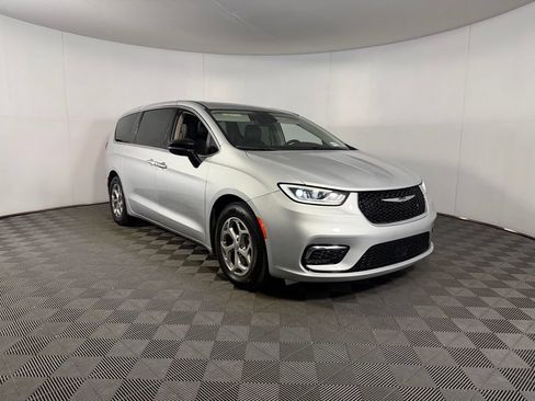 Used 2024 Chrysler Pacifica Limited FWD image 5