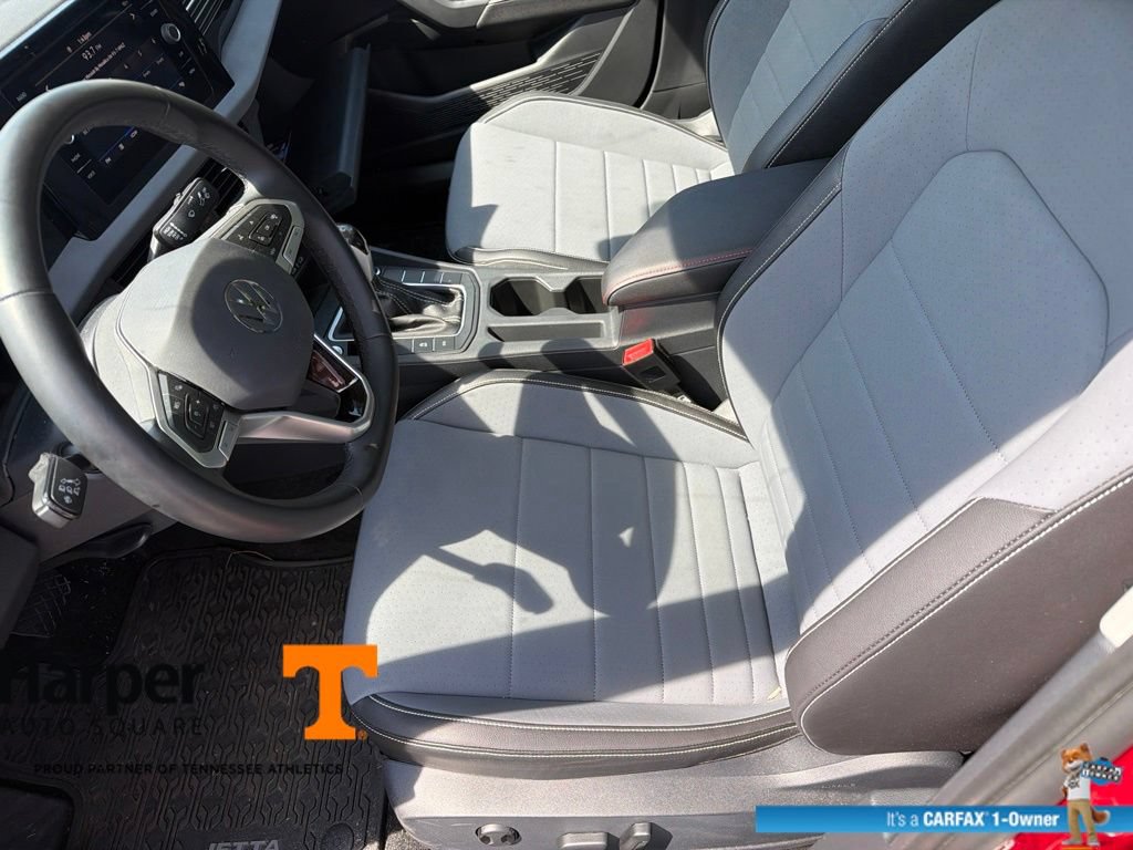 Used 2025 Volkswagen Jetta SE w/ Sunroof Package FWD image 13
