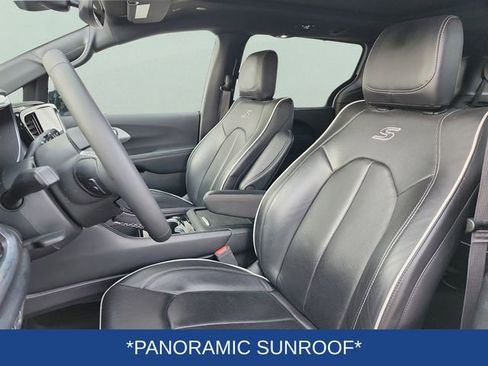 Used 2025 Chrysler Pacifica Limited image 15