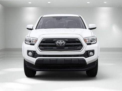 Used 2018 Toyota Tacoma SR5 RWD image 4
