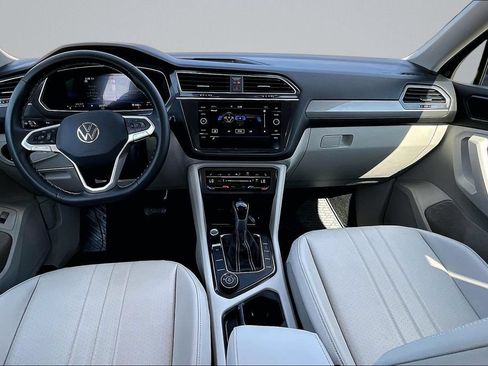 Used 2024 Volkswagen Tiguan SE w/ Panoramic Sunroof Package AWD/4WD image 13