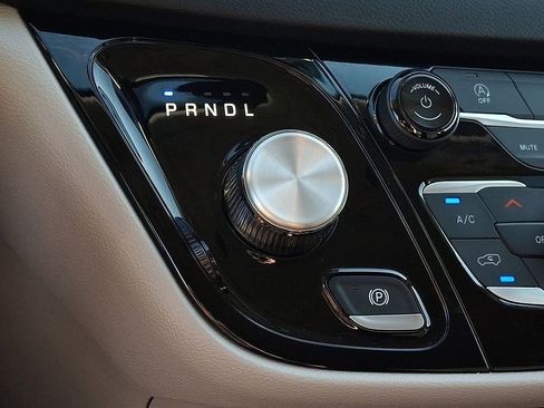 Used 2024 Chrysler Voyager LX image 17