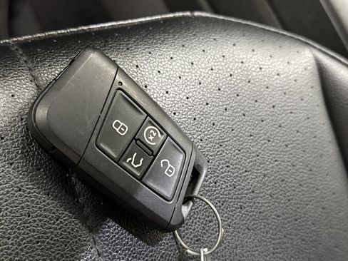 Used 2022 Volkswagen Tiguan SE AWD/4WD image 25