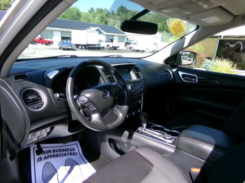 Used 2019 Nissan Pathfinder SV image 11