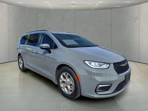 Used 2023 Chrysler Pacifica Limited FWD image 7