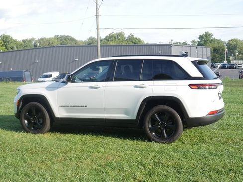 Used 2023 Jeep Grand Cherokee Limited w/ Black Appearance Package AWD/4WD image 10