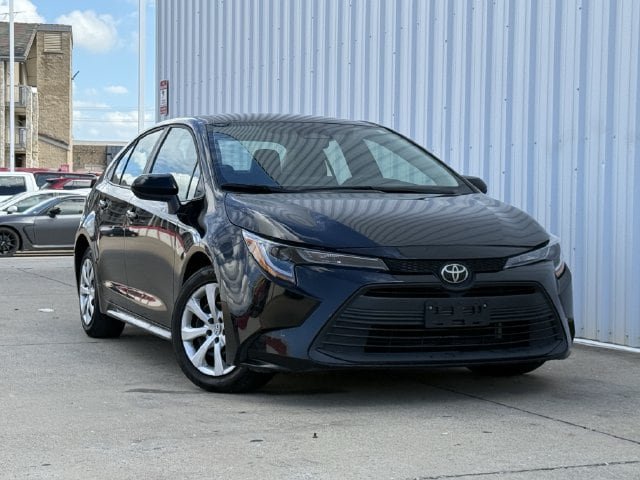 Used 2025 Toyota Corolla LE FWD image 2